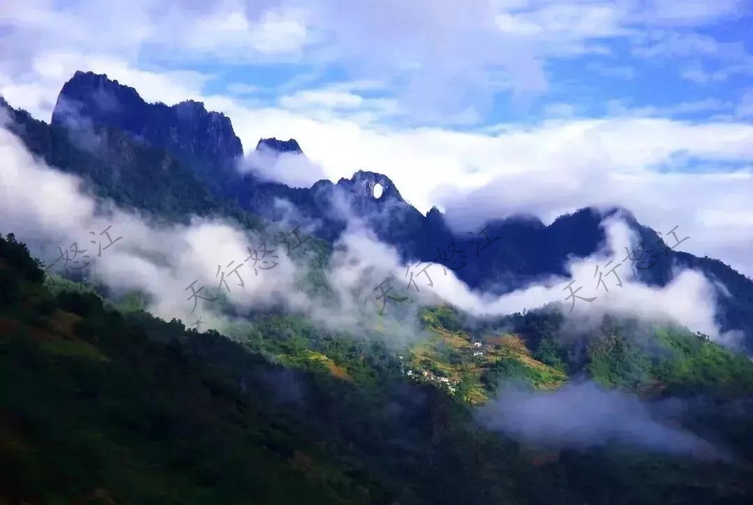 “怒江美麗公路”領(lǐng)略絕美風(fēng)景 “車(chē)在路上走，人在畫(huà)里行”