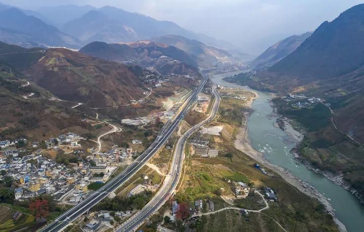 3月5日拍攝的保瀘高速、美麗公路南延線與怒江