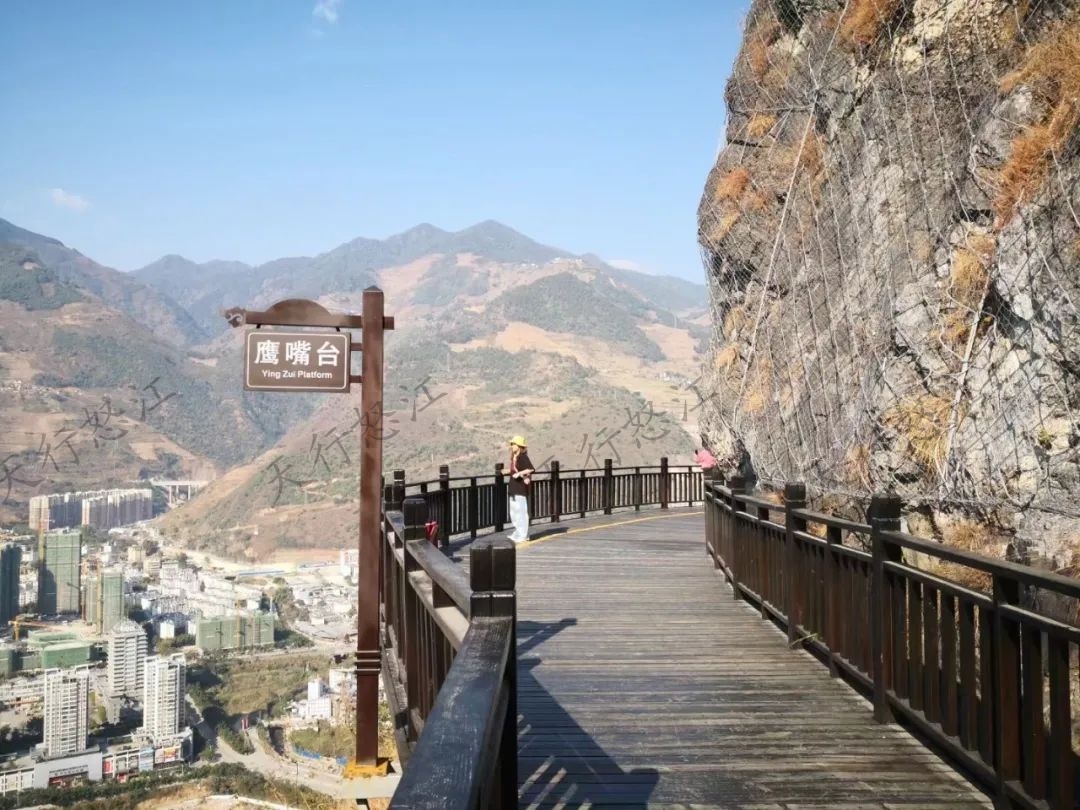 爬上云端棧道，可以鳥(niǎo)瞰六庫(kù)新城區(qū)全景，視線(xiàn)很開(kāi)闊。